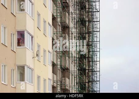 ökologisches Bauen Metall Holz in Beige Haus unter zum Zeitpunkt der Fertigstellung und Verputzen Stockfoto