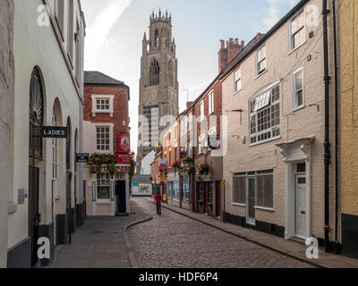 Church Street Boston Lincolnshire zu St Botolphs Kirche oder Boston Stump im Abendlicht Stockfoto