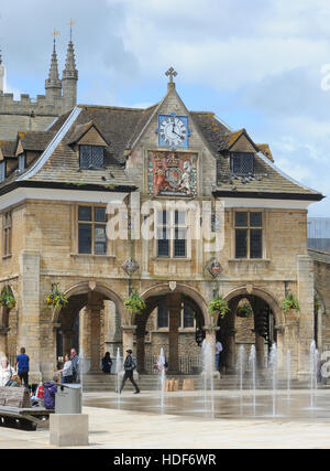 Der Domplatz-Brunnen und der Guildhall oder Butter Kreuz.   Domplatz, Peterborough, Cambridgeshire. VEREINIGTES KÖNIGREICH. Stockfoto