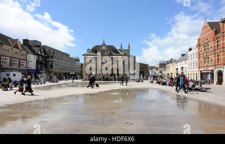 Der Domplatz-Brunnen und der Guildhall oder Butter Kreuz.   Domplatz, Peterborough, Cambridgeshire. VEREINIGTES KÖNIGREICH. Stockfoto