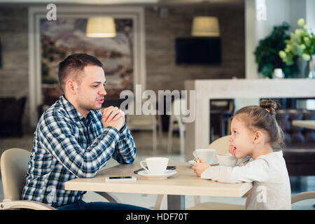 Vater und Tochter, die dem gemeinsamen Mittagessen in der Mall Stockfoto