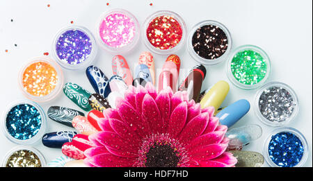 große Reihe von Nagellacken und Glitter mit Blume Stockfoto