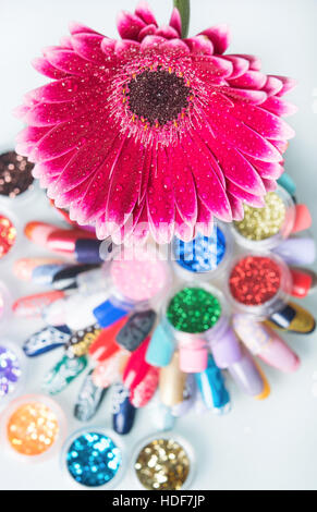 große Reihe von Nagellacken mit Blume Stockfoto