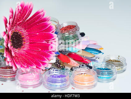 Nagellacke mit Blume Stockfoto