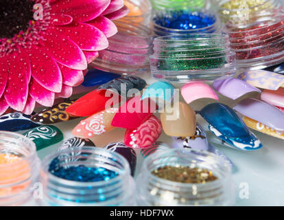 Satz von Nagellacken und Glitter mit Blume Stockfoto