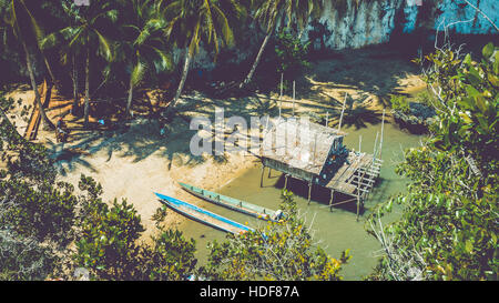 Lokale Leute tippen Sie auf neue Position, Bambushütte und Boote am Strand bei Ebbe, Kabui Bay in der Nähe von Waigeo. West Papua, Raja Ampat, Indonesien Stockfoto