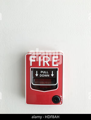 Feueralarm-Box auf der weißen Wand der neuen Wohnung. Stockfoto