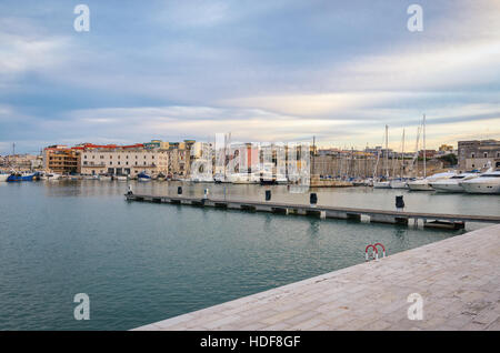 Bisceglie alten Hafen im Abendlicht (Apulien-Italien) Stockfoto