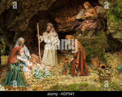 Weihnachtskrippe mit Joseph, Maria, das Jesuskind und die Könige des Ostens Stockfoto