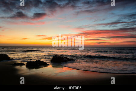 Dramatischer Sonnenaufgang mit einem roten Himmel am Steinbruch Strand, Mallacoota, Victoria, VIC, Australien Stockfoto