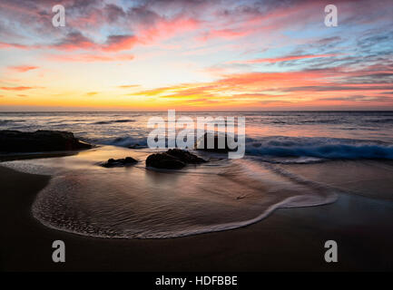 Ätherische Atmosphäre eines feurigen Sonnenaufgang am Steinbruch Strand, Mallacoota, Victoria, VIC, Australien Stockfoto