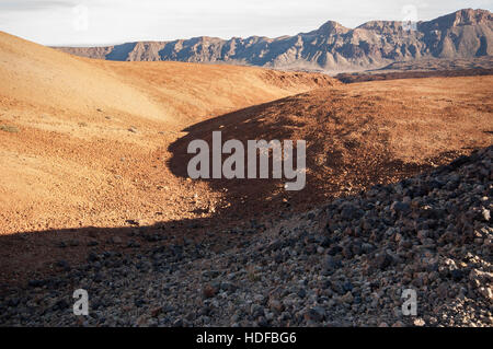 Weg durch erodierte Lavafeld und Vulkanlandschaft des Teide Vulkan Stockfoto