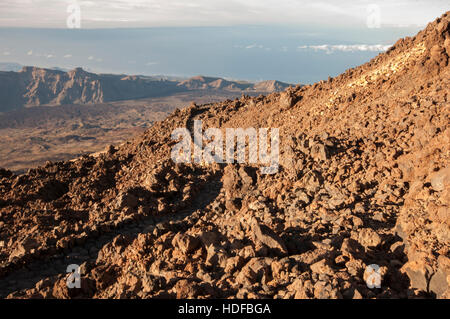 Weg durch erodierte Lavafeld und Vulkanlandschaft des Teide Vulkan Stockfoto