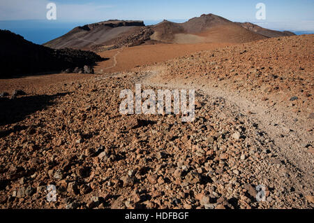 Weg durch erodierte Lavafeld und Vulkanlandschaft des Teide Vulkan Stockfoto