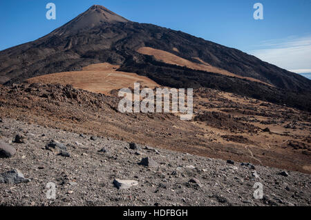 Weg durch erodierte Lavafeld und Vulkanlandschaft des Teide Vulkan Stockfoto