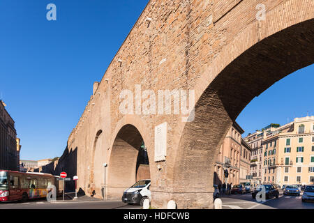 Rom, Italien - 31. Oktober 2016: Wand des Passetto di Borgo erhöhte Durchgang zwischen Vatikan und Burg von St Angel in Rom. Es Mauer wurde errichtet, Stockfoto