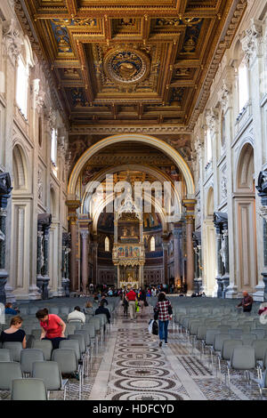 Rom, Italien - 31. Oktober 2016: Kirchenschiff der päpstlichen Erzbasilika des Johanniterordens in Laterano (Basilica di San Giovanni in Laterano). Es ist die Kathedrale von Rom und t Stockfoto