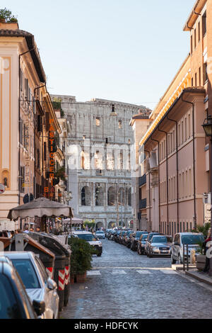 Rom, Italien - 31. Oktober 2016: Blick auf Kolosseum Gebäude durch Straße Via di San Giovanni in Laterano. Kolosseum ist Flavian Amphitheater in Stockfoto