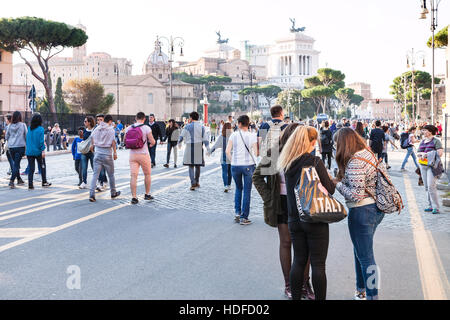 Rom, Italien - 31. Oktober 2016: Touristen Fuß auf der Via dei Fori Imperiali. Es ist eine Straße im Zentrum der Stadt Rom, die in einer geraden Linie von der P läuft Stockfoto