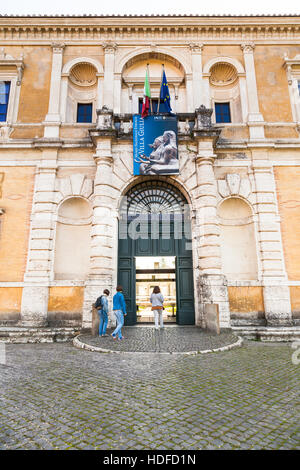 Rom, Italien - 1. November 2016: Geben Sie Touristen in Villa Giulia, Museo Nazionale Etrusco (Etruskischen Nationalmuseum), große Sammlung der etruskischen Kunst und Stockfoto