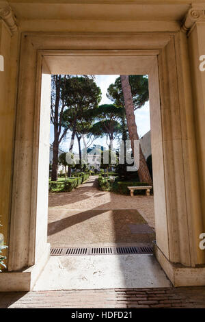 Rom, Italien - 1. November 2016: Tor des Arcade-Villa Giulia, Häuser Museo Nazionale Etrusco (Etruskischen Nationalmuseum), große Sammlung der etruskischen Kunst Stockfoto