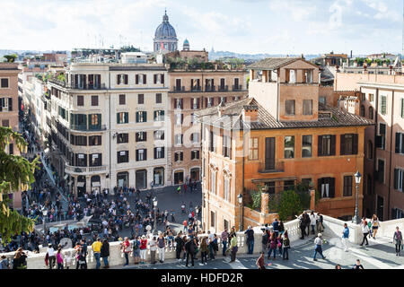 Rom, Italien - 1. November 2016: Blick auf Menschen und Piazza di Spagna entfernt von Piazza della Trinita dei Monti. Piazza di Spagna ist eines der berühmtesten sq Stockfoto