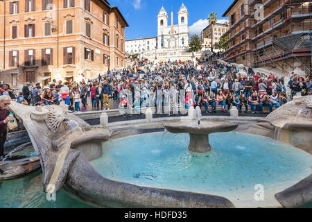 Rom, Italien - 1. November 2016: Barocke Fontana della Barcaccia (Brunnen des Ugly Boots) und Menschenmenge auf spanische Treppe am Piazza di Sp Stockfoto