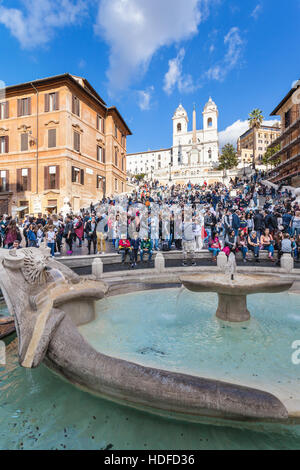 Rom, Italien - 1. November 2016: Fontana della Barcaccia (Brunnen des Ugly Boots) an der Piazza di Spagna, Masse der Touristen auf der spanischen Treppe und der Kirche Stockfoto