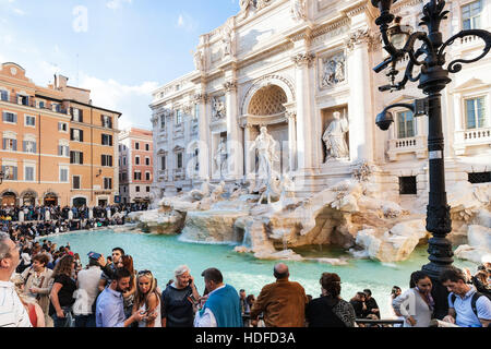 Rom, Italien - 1. November 2016: viele Menschen und Trevi-Brunnen in Rom. Es ist, es ist der größte barocke Brunnen in der Rom und eines der wichtigsten Stockfoto