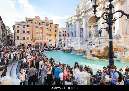 Rom, Italien - 1. November 2016: Masse der Touristen und Trevi-Brunnen in Rom. Es ist der größte barocke Brunnen in der Rom und eines der Stockfoto