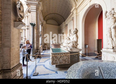 Vatikan, Italien - 2. November 2016: Besucher in der Nähe von Sarkophag mit Statue der Personifikation der Tigris-Fluss Skulptur in der Galerie der Statuen, offene logg Stockfoto