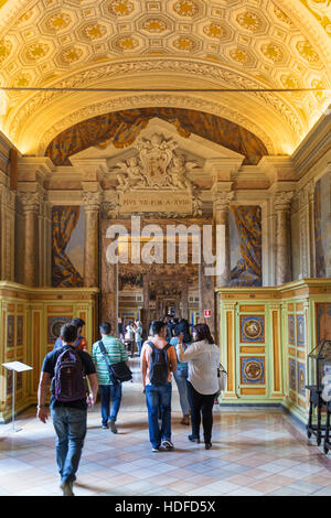 Vatikan, Italien - 2. November 2016: Besucher in Vatikanische Museen in Vatikanstadt. Die Galerien zeigen Werke aus Sammlungen aufgebaut von den Päpsten, th Stockfoto