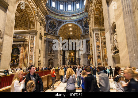 Vatikan, Italien - 2. November 2016: Besucher im päpstlichen Basilika von St. Peter. Die Basilika ist die katholische Kathedrale, die Mittel- und auffälligste Gebäude des Stockfoto