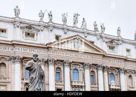 Reisen Sie nach Italien - Statue St. Peter vor Str. Peters Basilica auf Piazza San Pietro im Vatikan Stockfoto