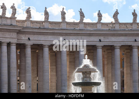 Reisen Sie nach Italien - Madernos Brunnen beleuchtet durch Sonne und Kolonnade am Piazza San Pietro im Vatikan Stockfoto