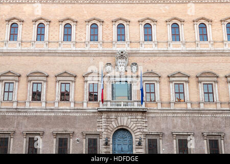 Fassade des Palazzo Farnese in Rom. Der Palast ist hohe Renaissance-Paläste in Rom, zuerst entworfen im Jahre 1517 für Farnese Familie, nachdem es von der ich gehört Stockfoto