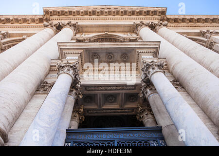 Spalten der päpstlichen Erzbasilika des Johanniterordens in Laterano (Basilica di San Giovanni in Laterano) in Rom Stockfoto