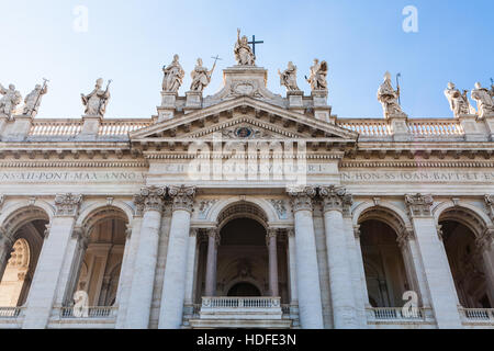 Fassade der päpstlichen Erzbasilika des Johanniterordens in Laterano (Basilica di San Giovanni in Laterano) in Rom Stockfoto