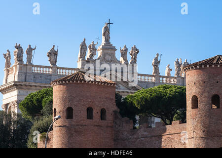 Reisen Sie nach Italien - Aurelianische Mauer und päpstliche Basilika von San Giovanni in Laterano (Basilica di San Giovanni in Laterano) in Rom Stadt Stockfoto