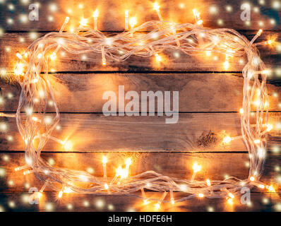 Weihnachten Dekoration Hintergrund - beplankt Vintage Holz mit Lichtern und Schnee mit Raum-Text kopieren. Stockfoto