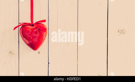 Dekorative rote Herzen auf Vintage Holz mit Raum hängen. Valentine Hintergrund. Stockfoto