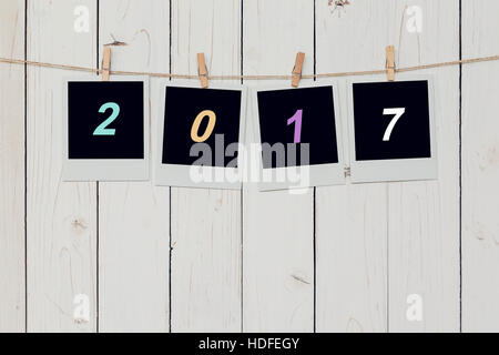 Vier Foto-Rahmen und Text 2017 für Silvester auf weißem Holz Hintergrund mit Raum hängen. Stockfoto
