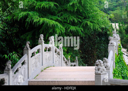 Chinesische Löwen ganz oben auf die Beiträge von einer steinernen Brücke in Taiping Palast in Qingdao in der Provinz Shandong China. Stockfoto