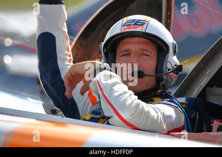 Juan Velarde in seiner Zivko Edge 540 V2 Vorbereitung für das Red Bull Air Race Stockfoto