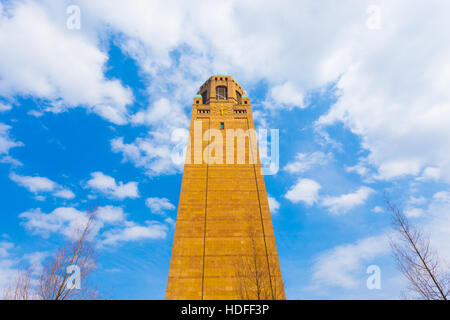 Niedrigen Winkel-Blick auf den Uhrturm auf dem Campus von Daejeon Institute of Science and Technology an einem sonnigen blauen Himmel Tag, Südkorea Stockfoto