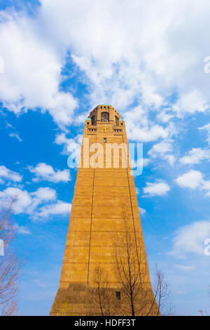 Niedrigen Winkel Blick auf den Uhrturm auf dem Campus von Daejeon Institute of Science and Technology an einem sonnigen Frühlingstag in Südkorea. Stockfoto