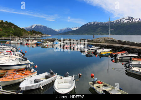 Marina mit kleinen bunten Booten in einem norwegischen fjord Stockfoto