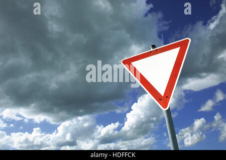 Verkehrszeichen, die Vorfahrt Stockfoto