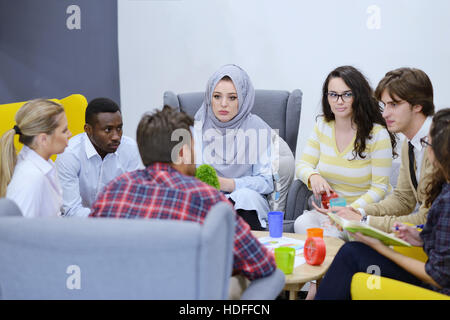 Gruppe von Jugendlichen, Start-up Unternehmer arbeiten an ihren Venture im coworking space Stockfoto