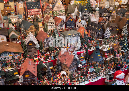 Miniatur Häuser als Weihnachtsschmuck, Weihnachtsmarkt Nürnberg, Nürnberg, Mittelfranken, Franken, Bayern, Deutschland Stockfoto